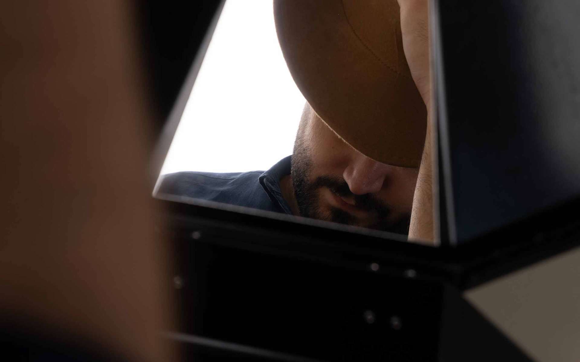 The built-in mirror inside the Mavericrest case lid reflecting a sharp look