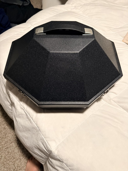 Closed Mavericrest hard-shell hat case
