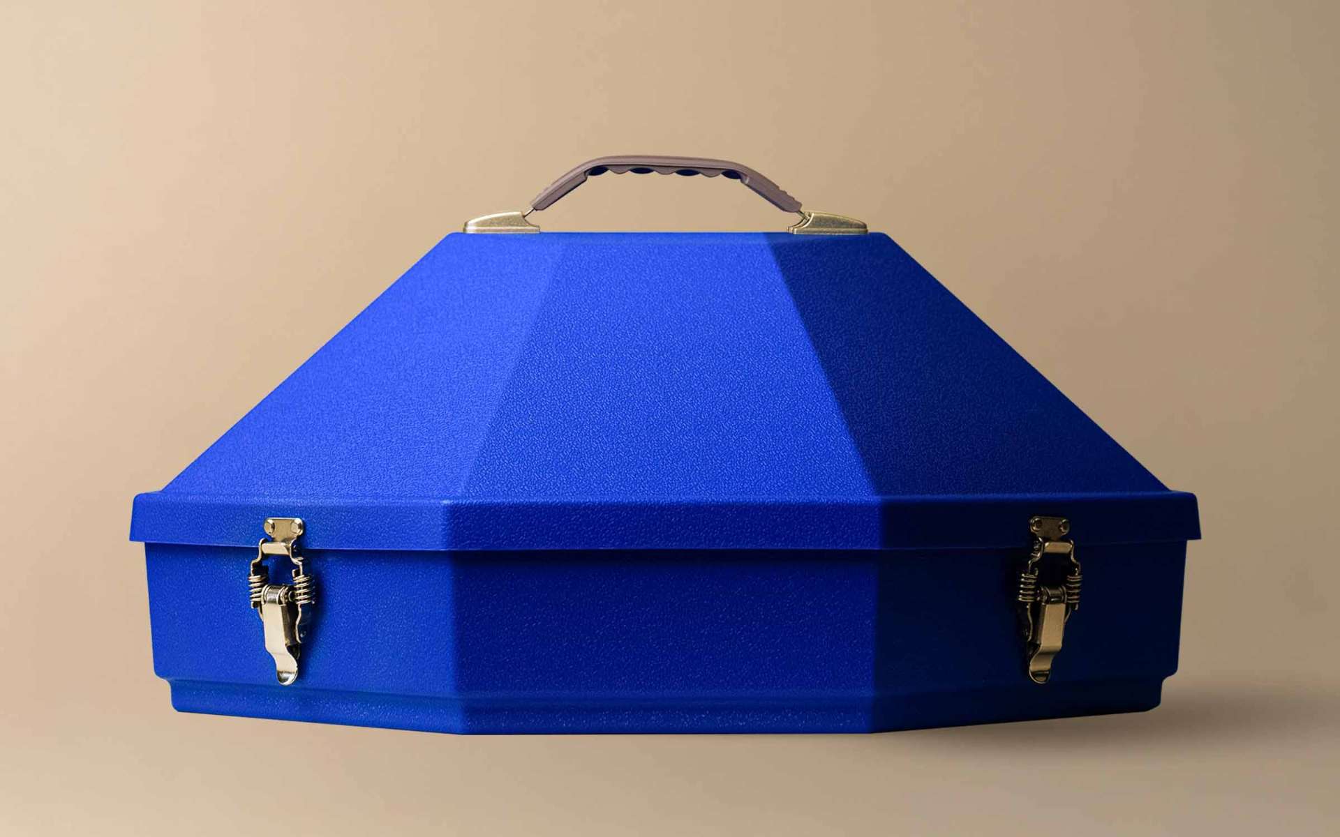 The Mavericrest hard-shell hat carrier in cobalt blue